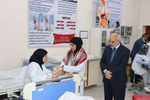 Read more about the article إشراف ومتابعة مباشرة من قبل السيد العميد على الامتحانات العملية النهائية