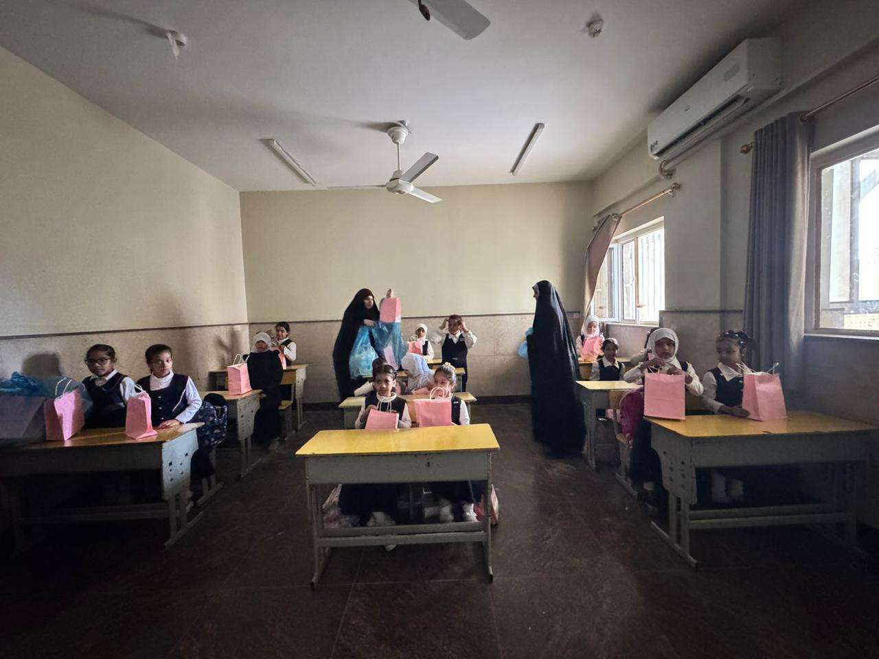 Read more about the article كلية التمريض تنظم زيارة إنسانية لأيتام مدرسة السيدة رقية